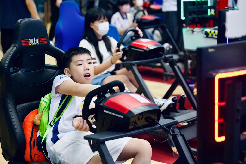 港島總區在警官會所舉行「Move安! 港島一級安全式電競運動體驗」，錄得超過500人次入場。