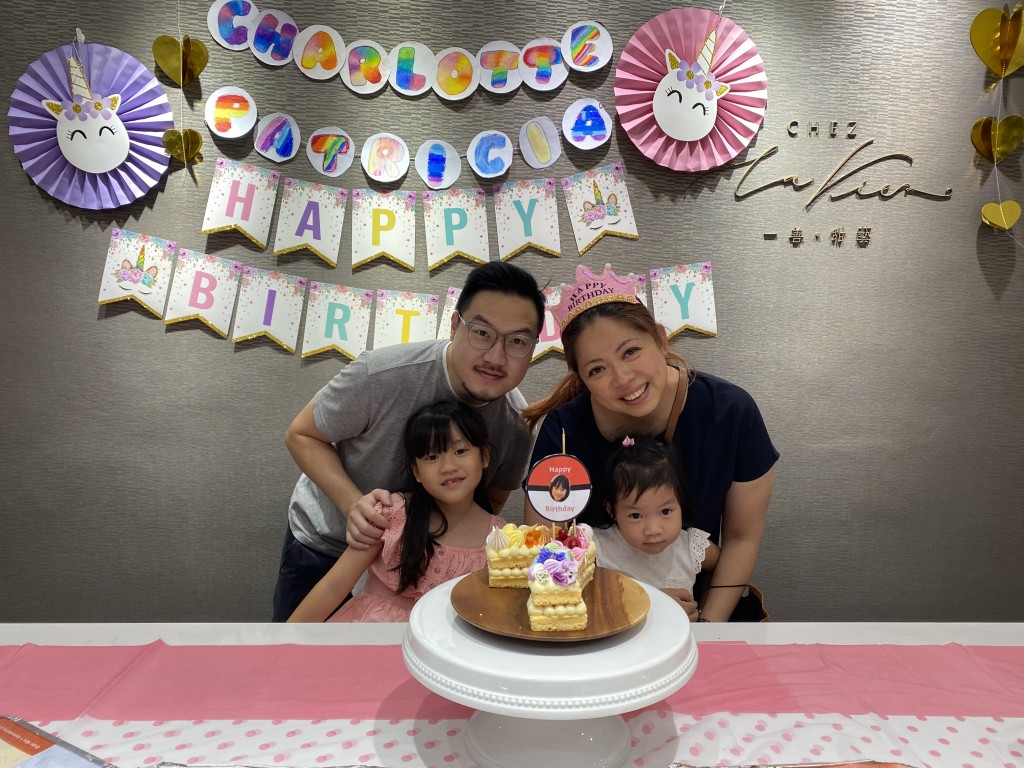 江倩莹(右上)指幼女 (右下)的表演欲和模仿能力强,「常自行为歌曲改词,看到电视体操表演又会在家跟着侧手翻和转圈。」她打算待幼女语言能力发展更成熟时,让她尝试学习戏剧。 江倩莹(右上)指幼女 (右下)的表演欲和模仿能力强,「常自行为歌曲改词,看到电视体操表演又会在家跟着侧手翻和转圈。」她打算待幼女语言能力发展更成熟时,让她尝试学习戏剧。