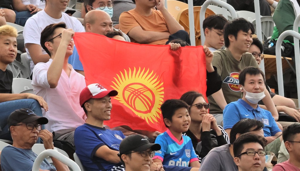 观众席上有吉尔吉斯国旗，是杰志外援沙根巴耶夫的拥趸。陆永鸿摄