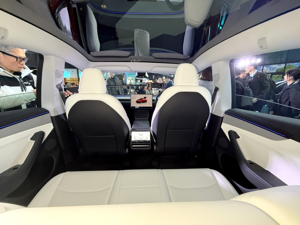 新款Tesla Model Y玻璃天幕頂加入鍍銀塗層，以提高車廂隔熱效果。