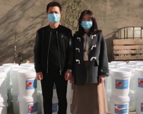 為期望重返校園,江西女大學生用壓歲錢捐2噸消毒水學校。網圖