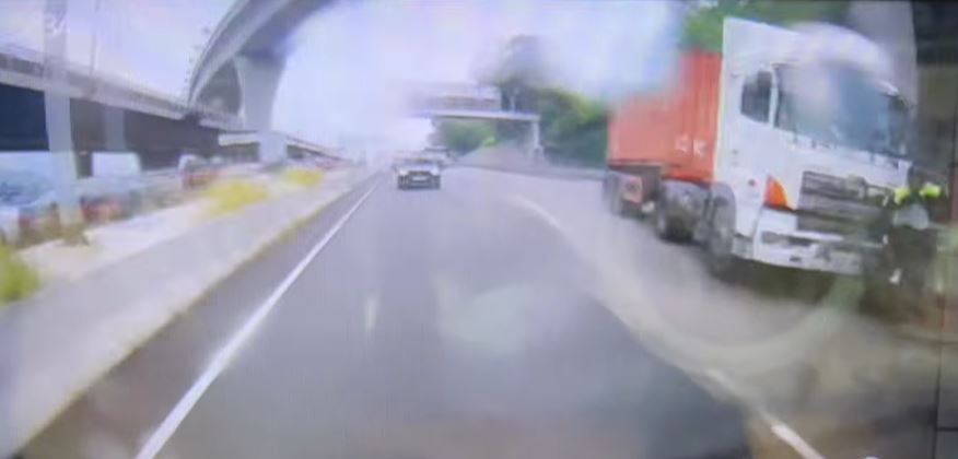 貨櫃車衝前撞向綿羊仔。轉載fb車cam L（香港群組）