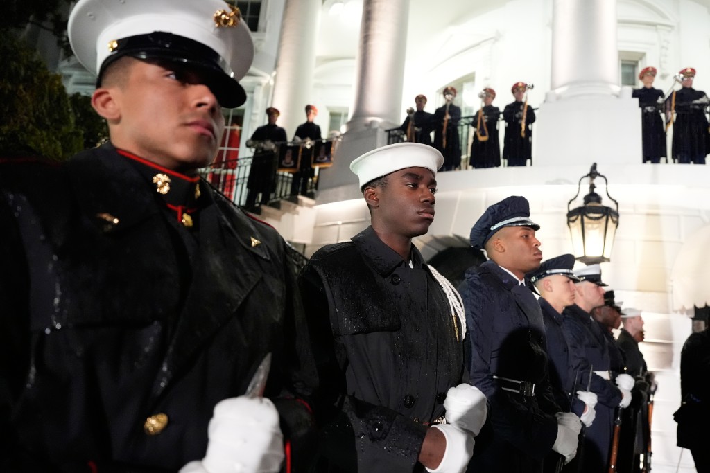 多名民主黨國會議員聯合拍片,呼籲美軍拒絕特朗普政府的非法命令。美聯社 多名民主黨國會議員聯合拍片,呼籲美軍拒絕特朗普政府的非法命令。美聯社