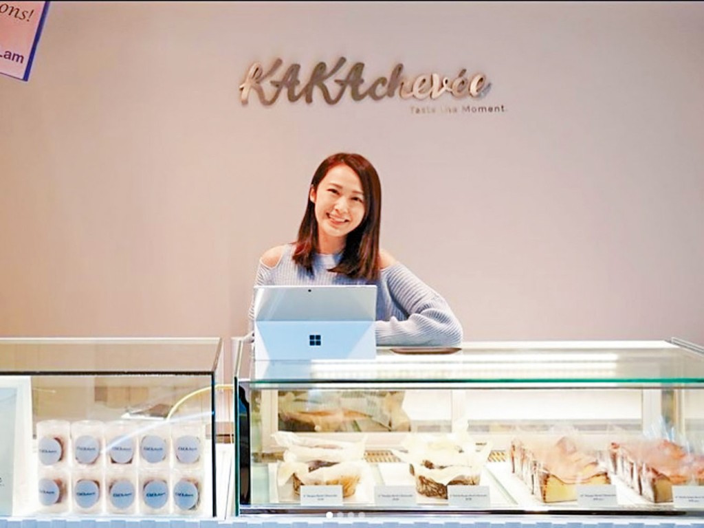 湯怡的餅店最近正式開張，她本人亦鎮守在店中，打點一切。