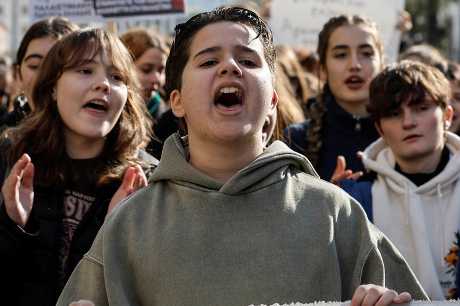 雅典一批大學生和高中生在示威活動中喊口號。路透社