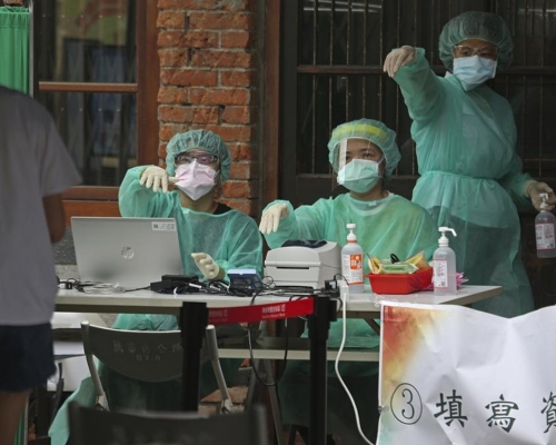 台灣新冠肺炎確診每日超過二百例，支援不足問題嚴重。美聯社圖片