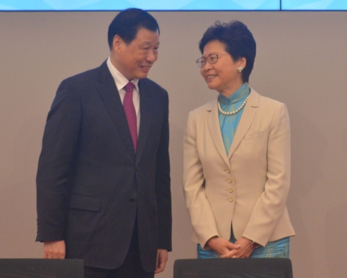 上海市長應勇(左);林鄭月娥(右)。