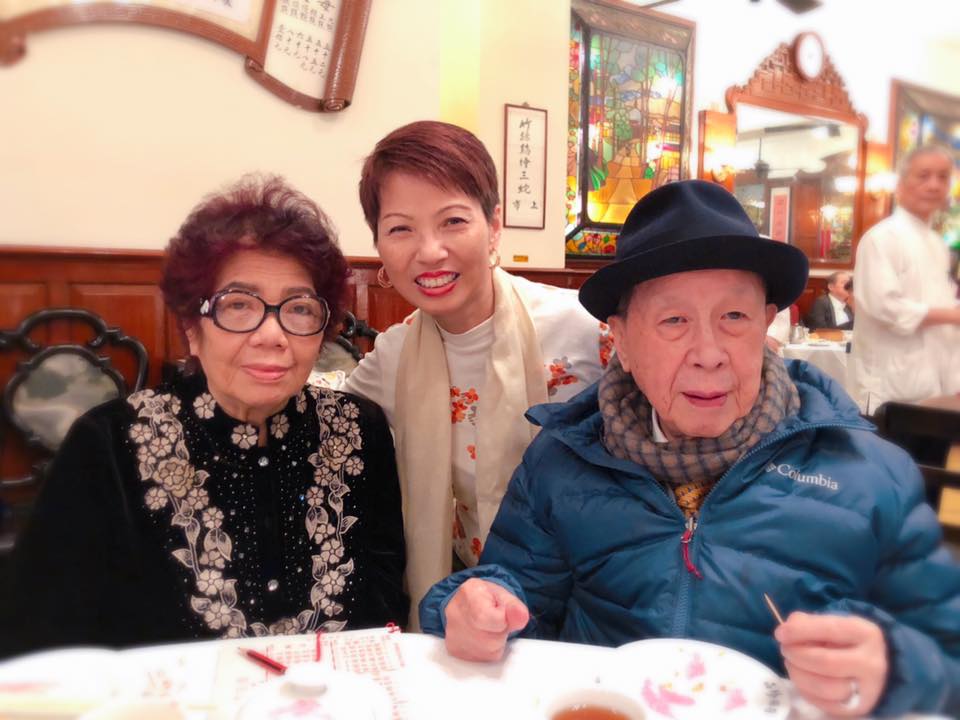 陈百强父亲陈鹏飞（右）于2019年逝世，享年95岁。
