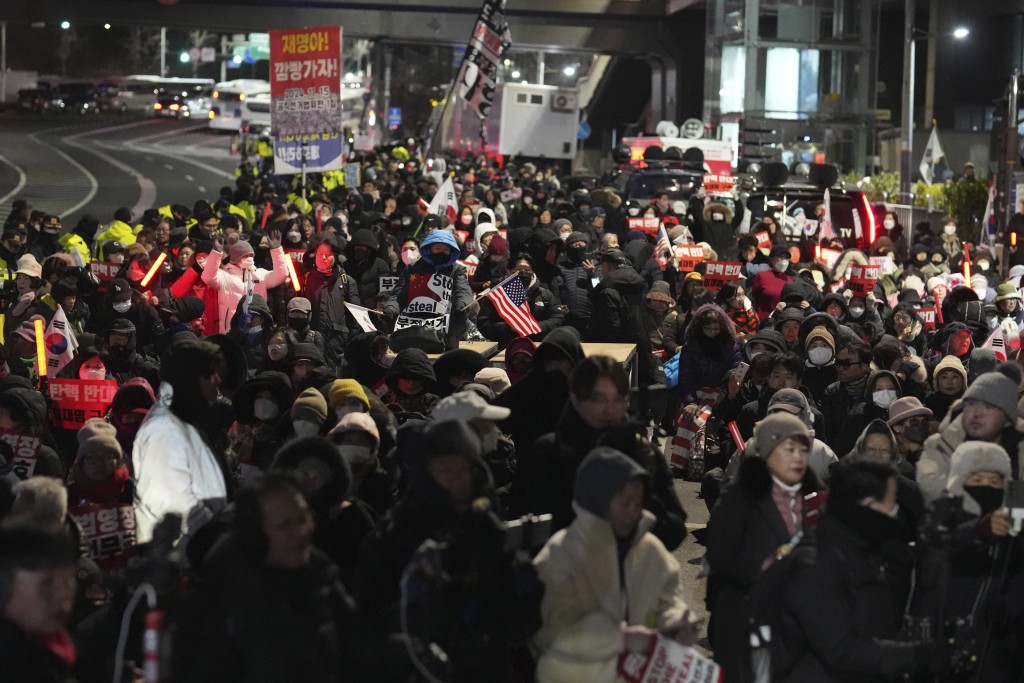 在首爾總統官邸附近，被彈劾的韓國總統尹錫悅的支持者舉行集會，反對法院發出逮捕尹的逮捕令。 美聯社