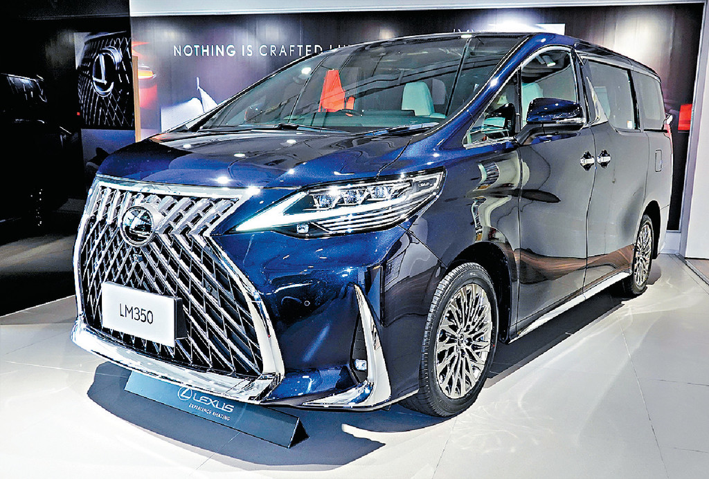 LM350新加入「星海靛藍」特別顏色供買家選配,不過須另加$68,811(連稅)。一式兩款包括七座豪華版及四座頂級版,標準車價分別為$1,380,052起及$1,760,184起。 LM350新加入「星海靛藍」特別顏色供買家選配,不過須另加$68,811(連稅)。一式兩款包括七座豪華版及四座頂級版,標準車價分別為$1,380,052起及$1,760,184起。