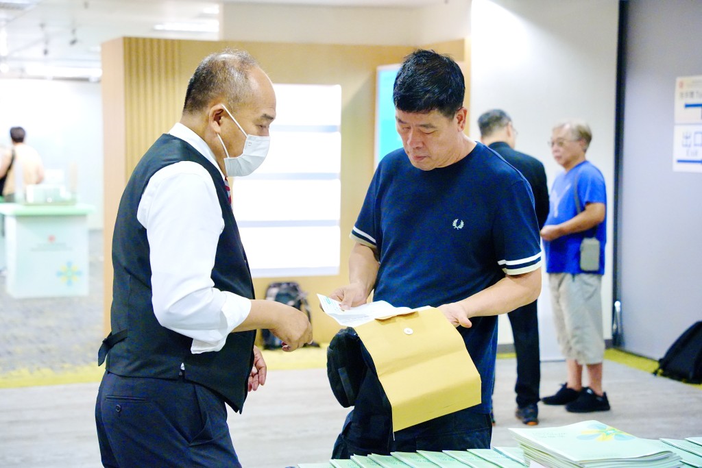 陸續有市民到場諮詢及取申請表。汪旭峰攝 陸續有市民到場諮詢及取申請表。汪旭峰攝