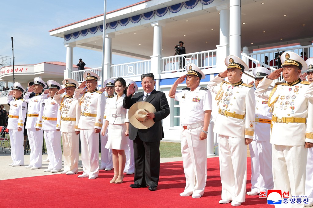 金正恩和女儿金主爱出席下水仪式。路透社