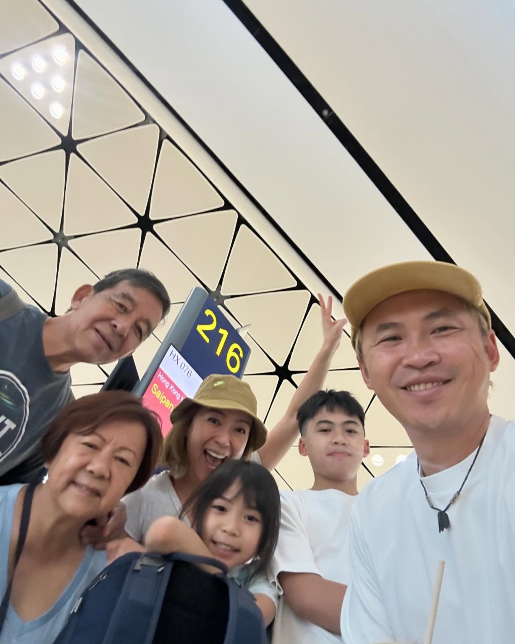 梁芷珮帶家人去旅行。