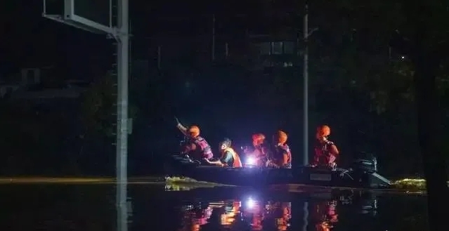 救援人員深夜出動。 南方報業 救援人員深夜出動。 南方報業