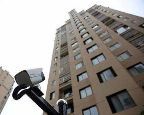 男童從21樓丟下牛奶盒砸傷阿婆。網圖