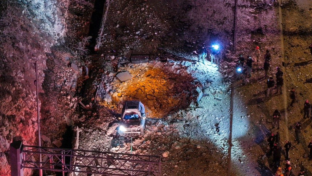 3月1日，在伊朗向耶路撒冷發射飛彈攻擊道路後，以色列緊急救援人員在伊朗飛彈攻擊現場進行救援工作。 路透社