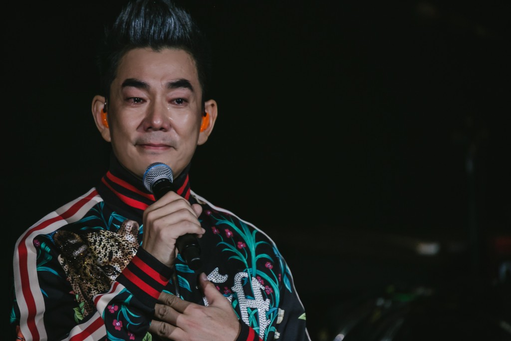 上周六，小齐在演唱会忆述师弟小鬼离世时哀伤流泪。