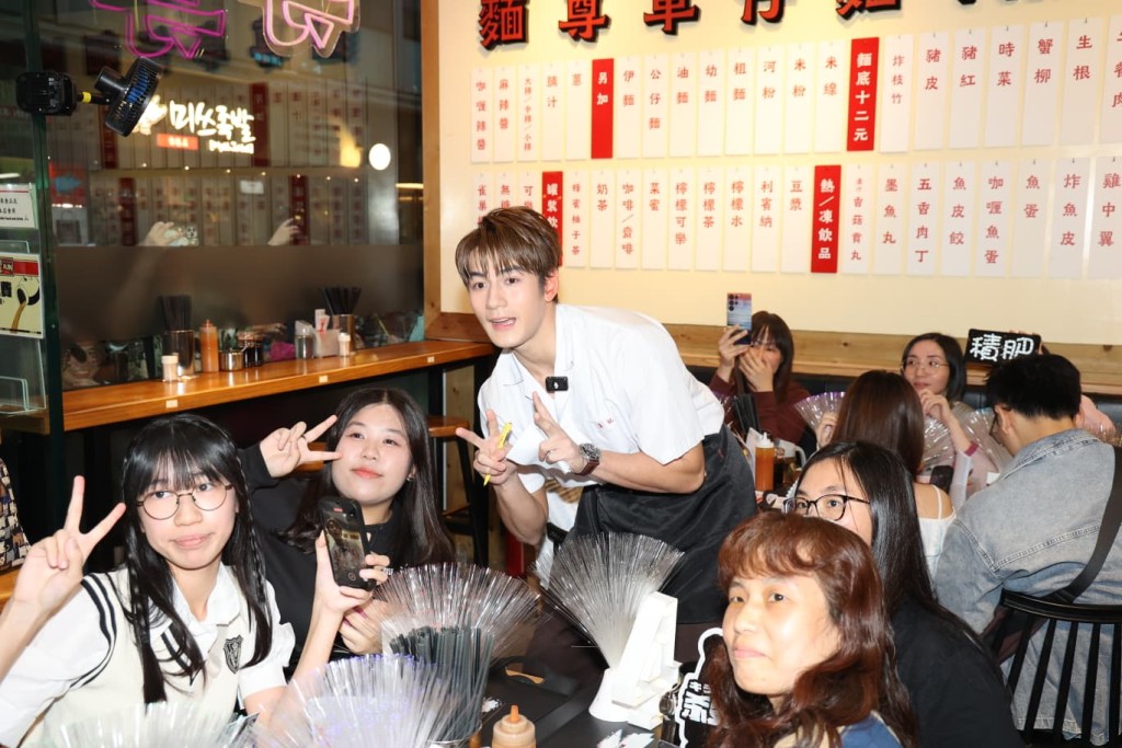 魏浚笙現身銅鑼灣麵店,宣傳電影《殺手#4》。 魏浚笙現身銅鑼灣麵店,宣傳電影《殺手#4》。