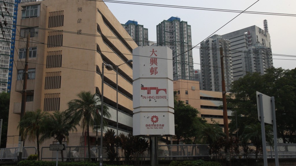 兩名15歲女童於屯門大興邨附近被一名男子非禮，警調查後拘捕24歲男子涉嫌「非禮」及「遊蕩」。