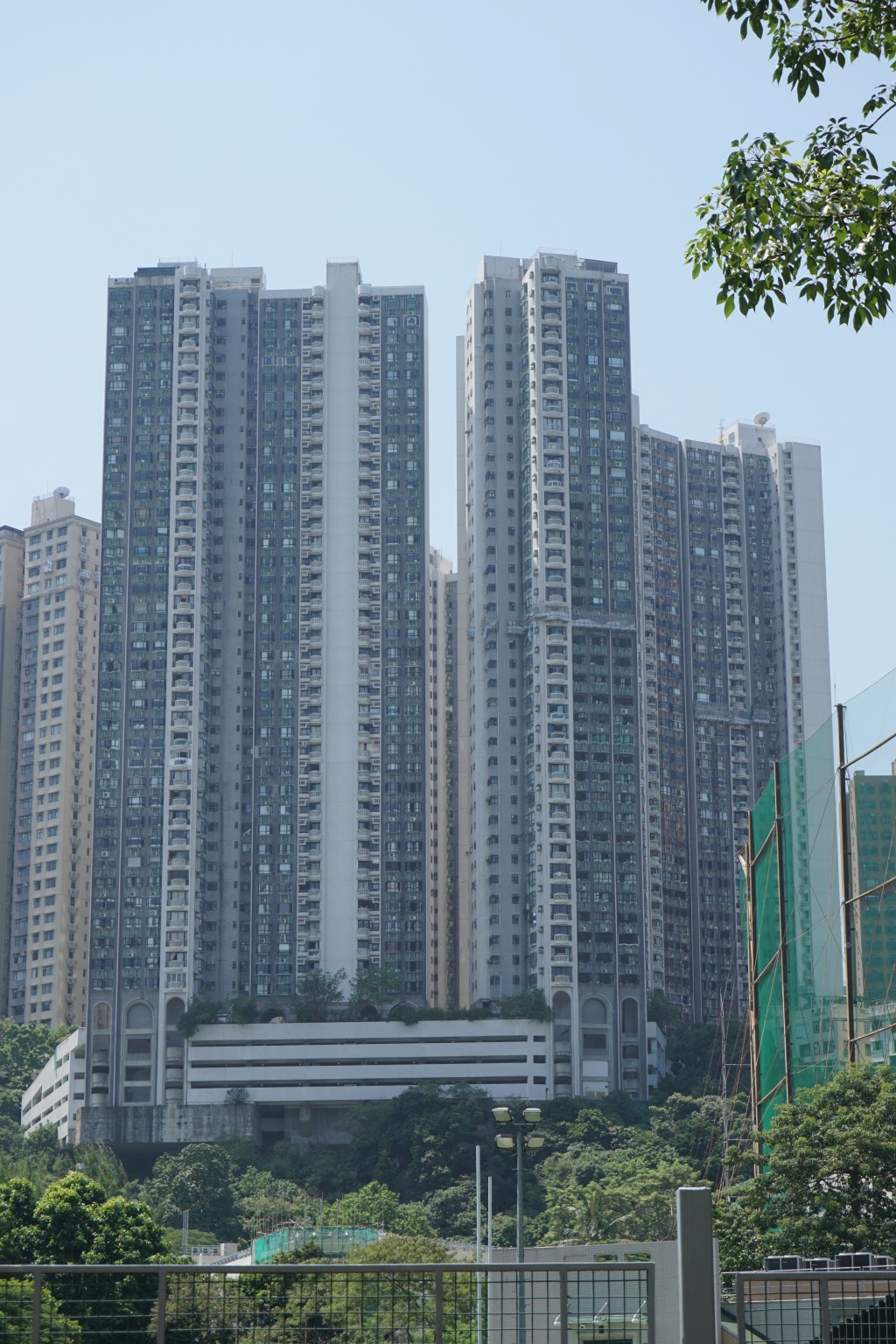 比華利山現時有約22個單位放盤,入場價2,400萬元起,近日平均成交呎價約23,045元。 比華利山現時有約22個單位放盤,入場價2,400萬元起,近日平均成交呎價約23,045元。