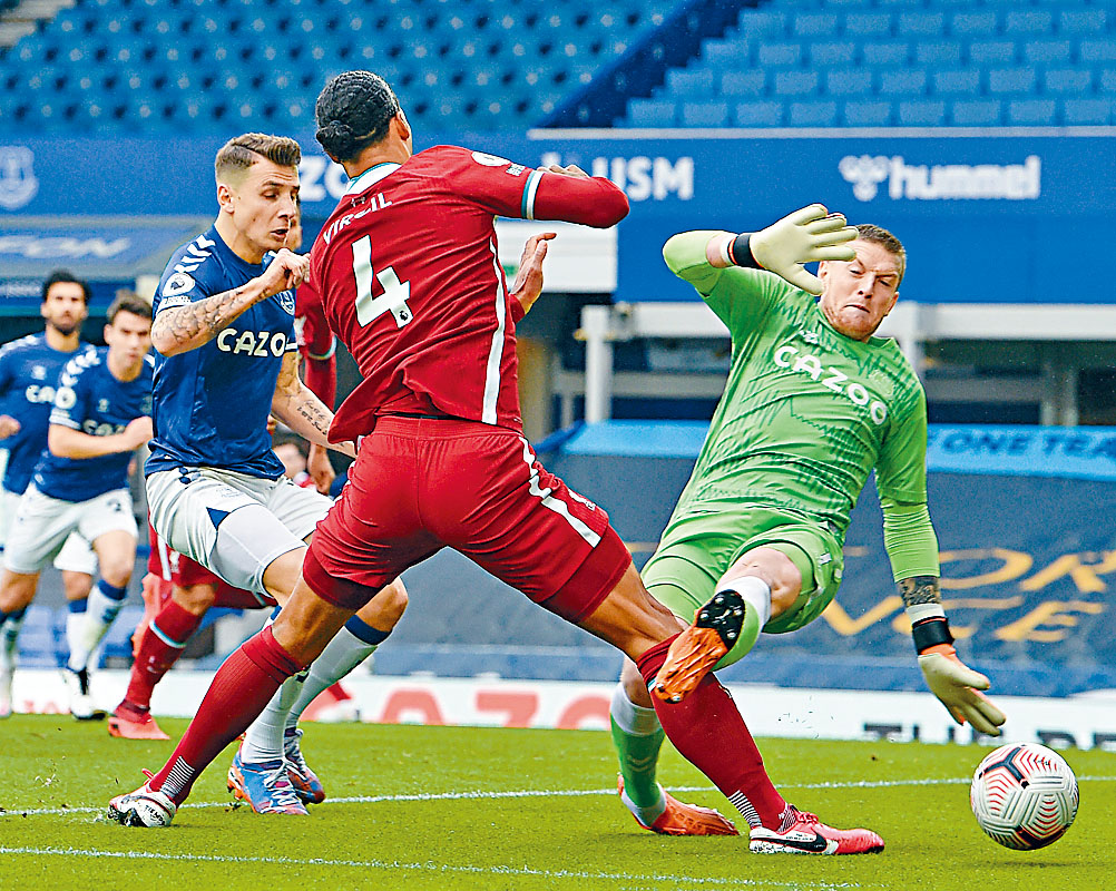 ■云迪积克（中）于首循环作客爱华顿重伤，掀起利物浦沉沦序幕。