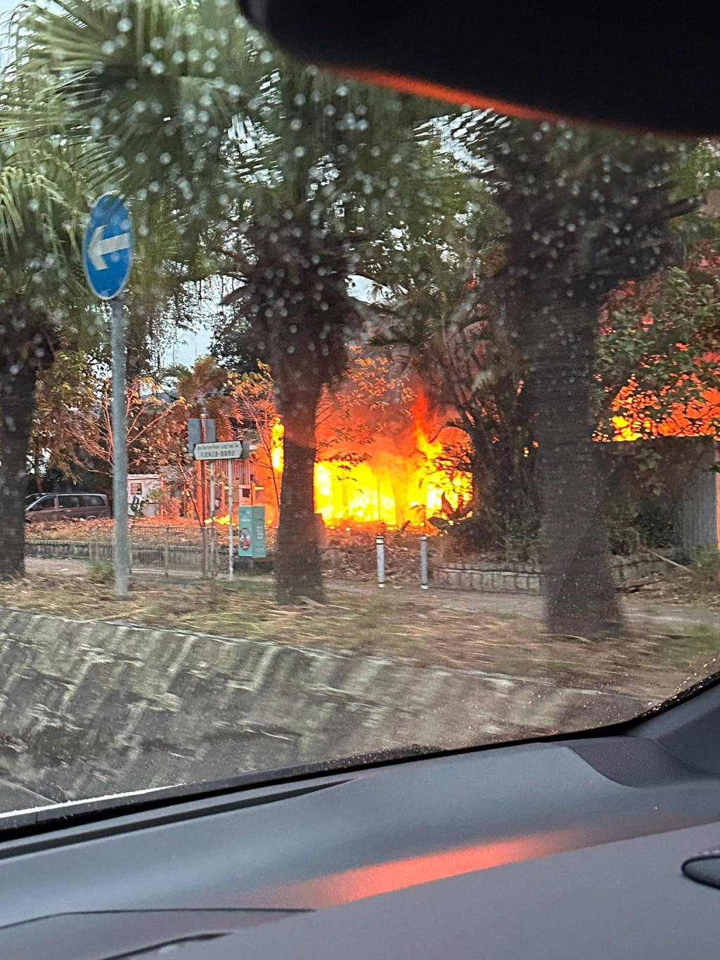 貨倉火勢猛烈。 網圖 貨倉火勢猛烈。 網圖