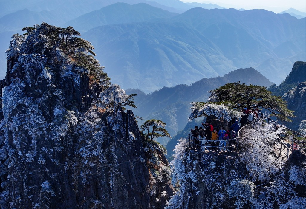 安徽黃山以陡峭山脈、怪石嶙峋聞名。（新華社）