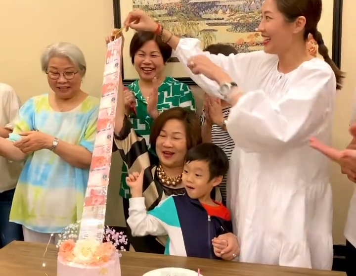 陈敏之为妈妈庆祝生日。