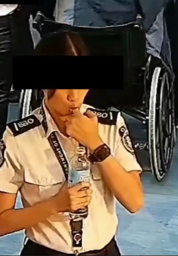 菲律賓的機場女安檢狼吞虎嚥吞美金滅證。影片截圖