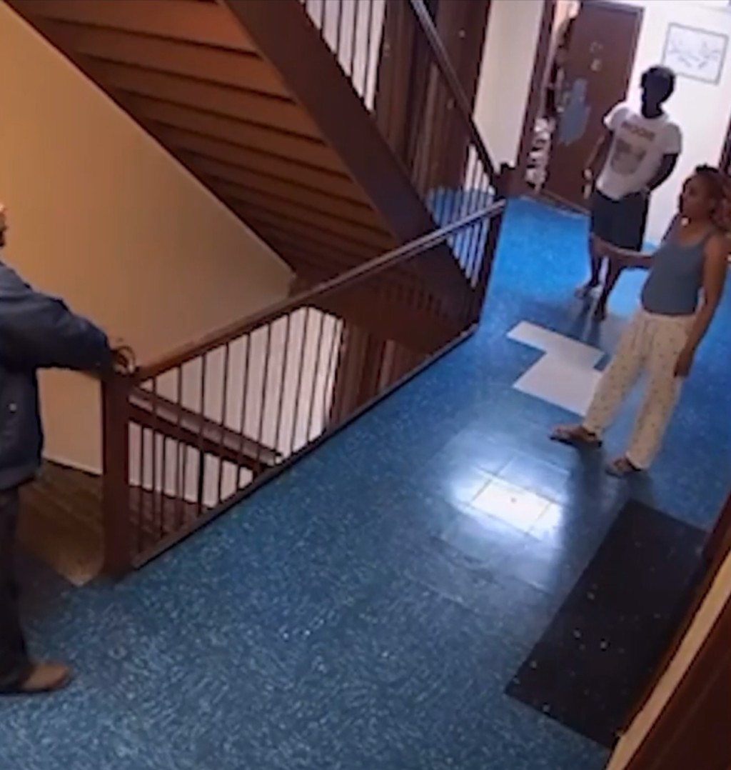 帕斯站在樓梯口，馬圖林妻子和繼子出走廊回應。