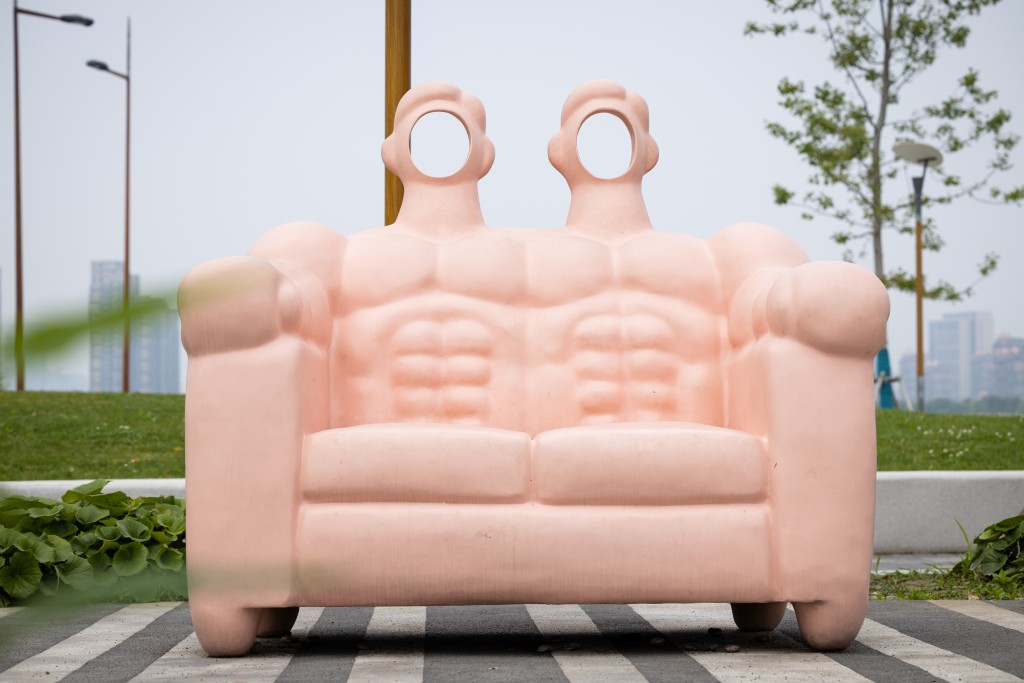 Shang Liang《Sofa man》。（Courtesy of the artist and Mao Space）