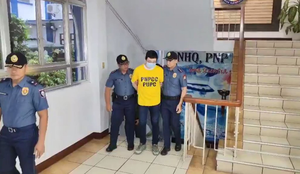 王丹煜涉於火鍋店內槍殺1名內地漢，19日遭菲律賓警方拘捕。Ｘ@pnagovph