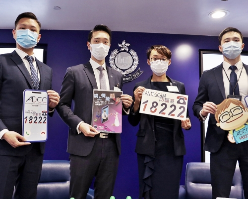 顏凱欣(右二)、林俊康（左一）、張文瀚(右一)及朱銘麟(左二)講解「殺豬盤」投資騙局。 林家希攝