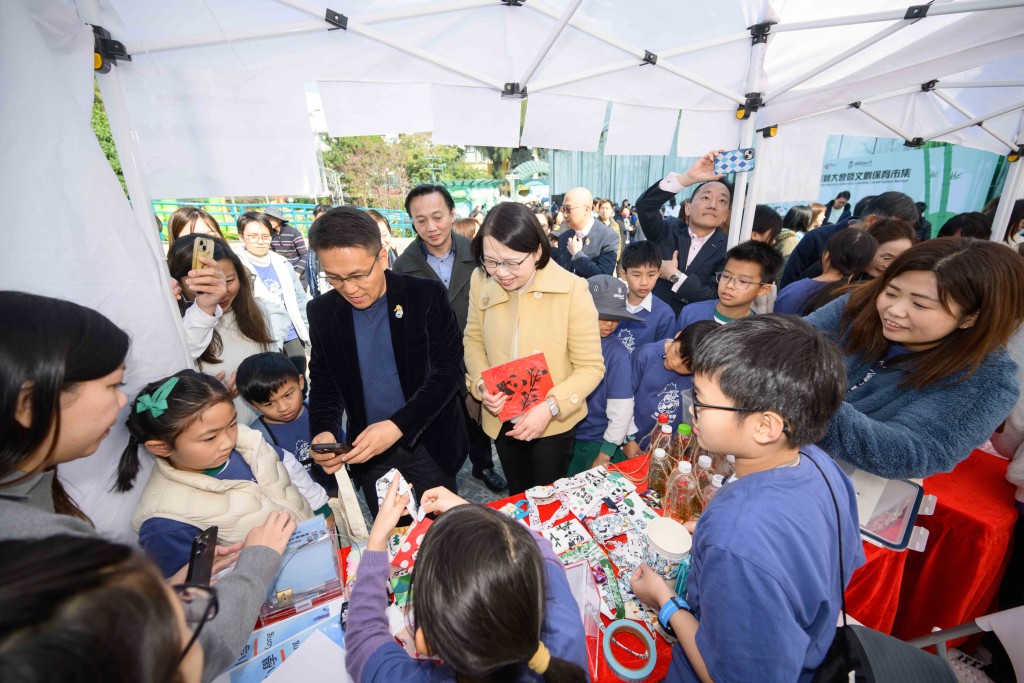 「海馬同學會誓師大會暨文創保育市集」由31間幼稚園及中小學的師生主持，產品創意與環保訊息兼備。