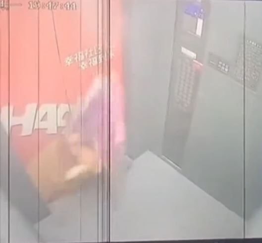 玩具車上幼童被電梯拉扯至凌空360度摔落地。抖音@河南鄉村頻道