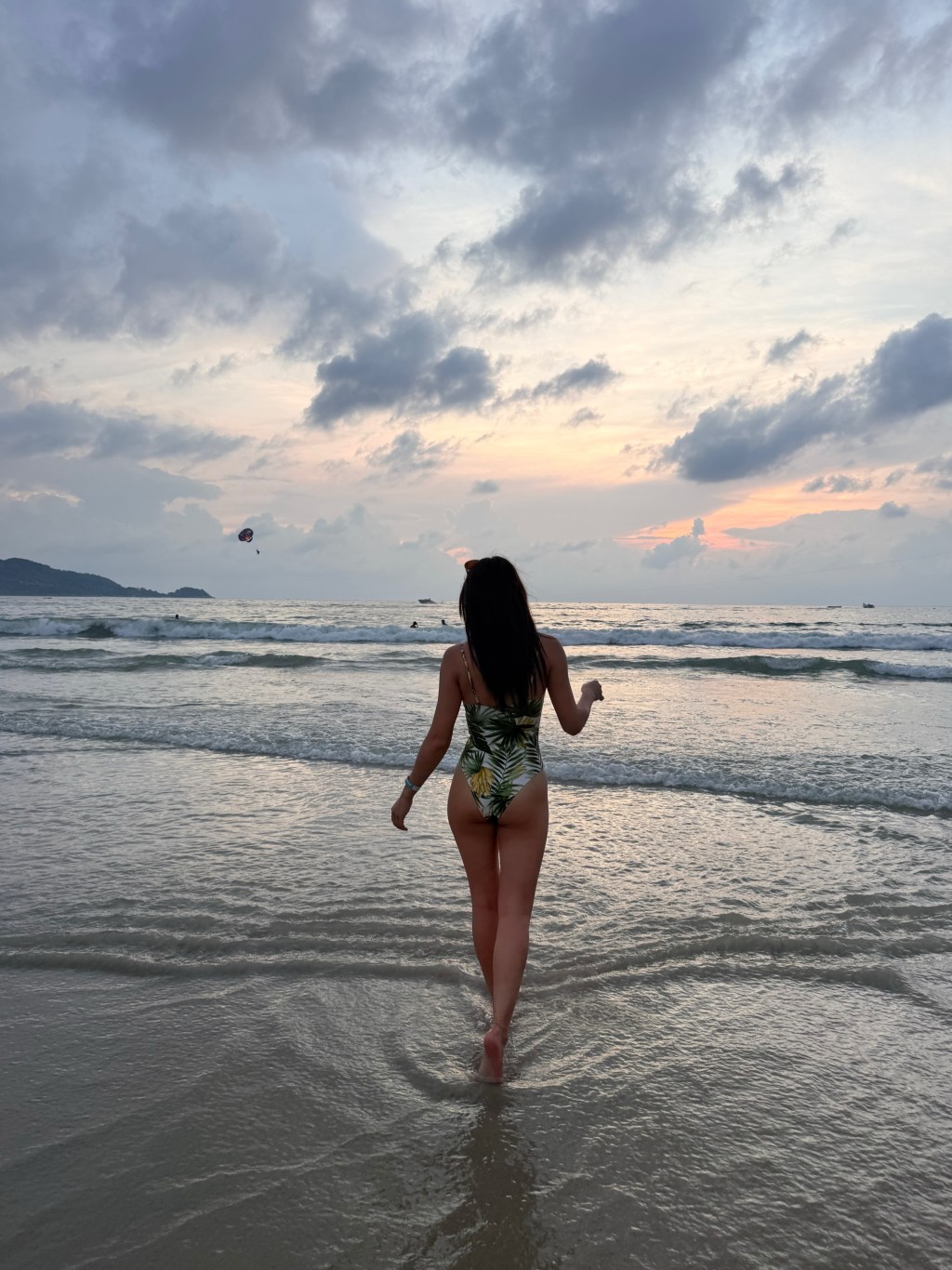 蘇韻姿踩入沙灘漫步,逆天美臀與一雙修長美腿極度吸睛。 蘇韻姿踩入沙灘漫步,逆天美臀與一雙修長美腿極度吸睛。