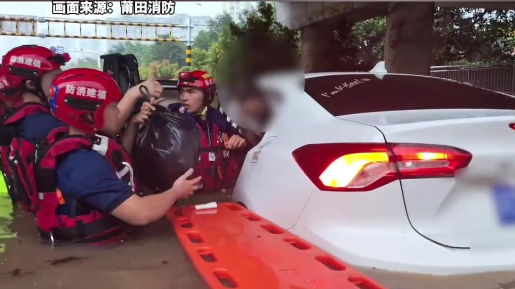 福建莆田暴雨，消防救人画面。