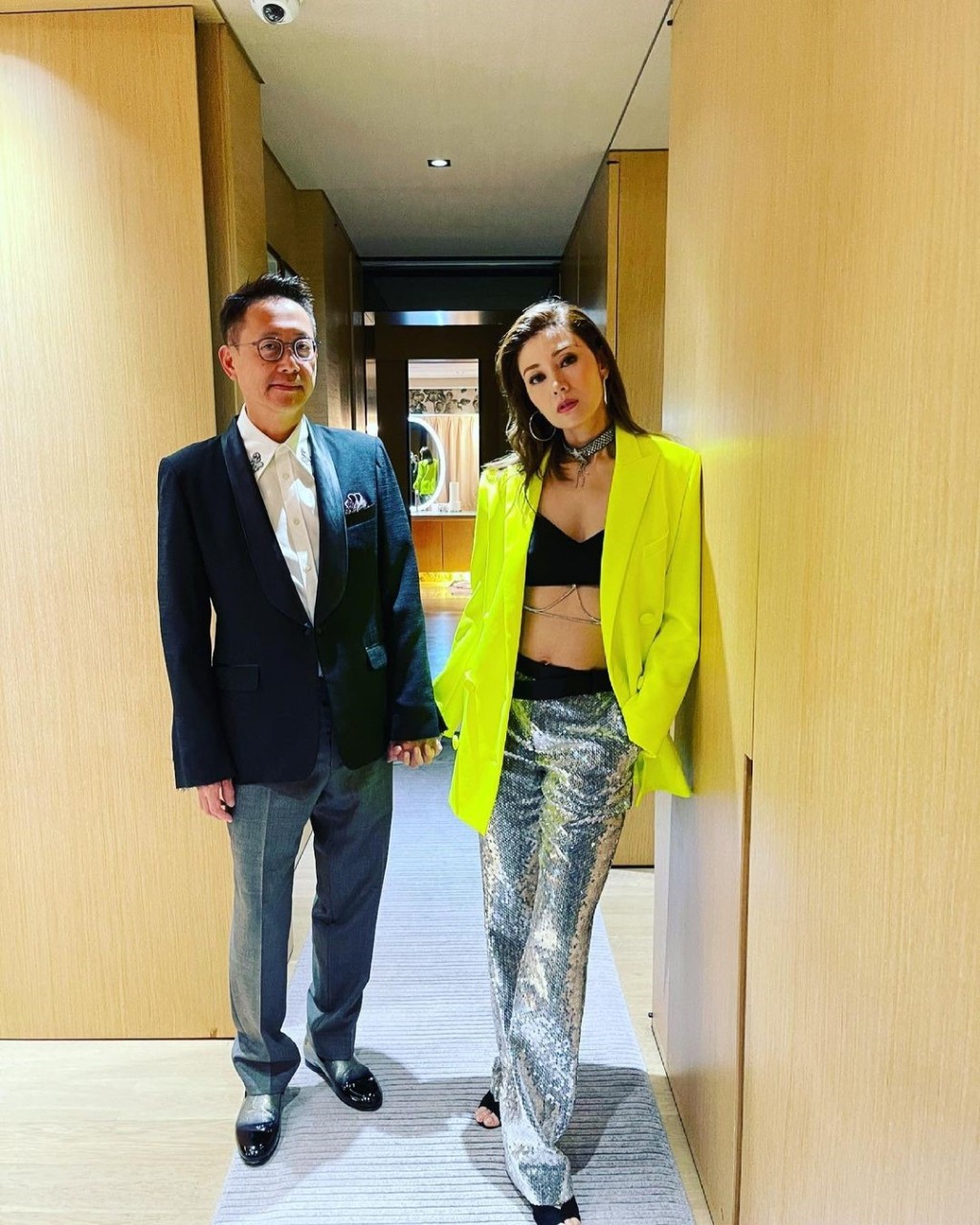 李嘉欣刻意扮Cool配合一身造型。