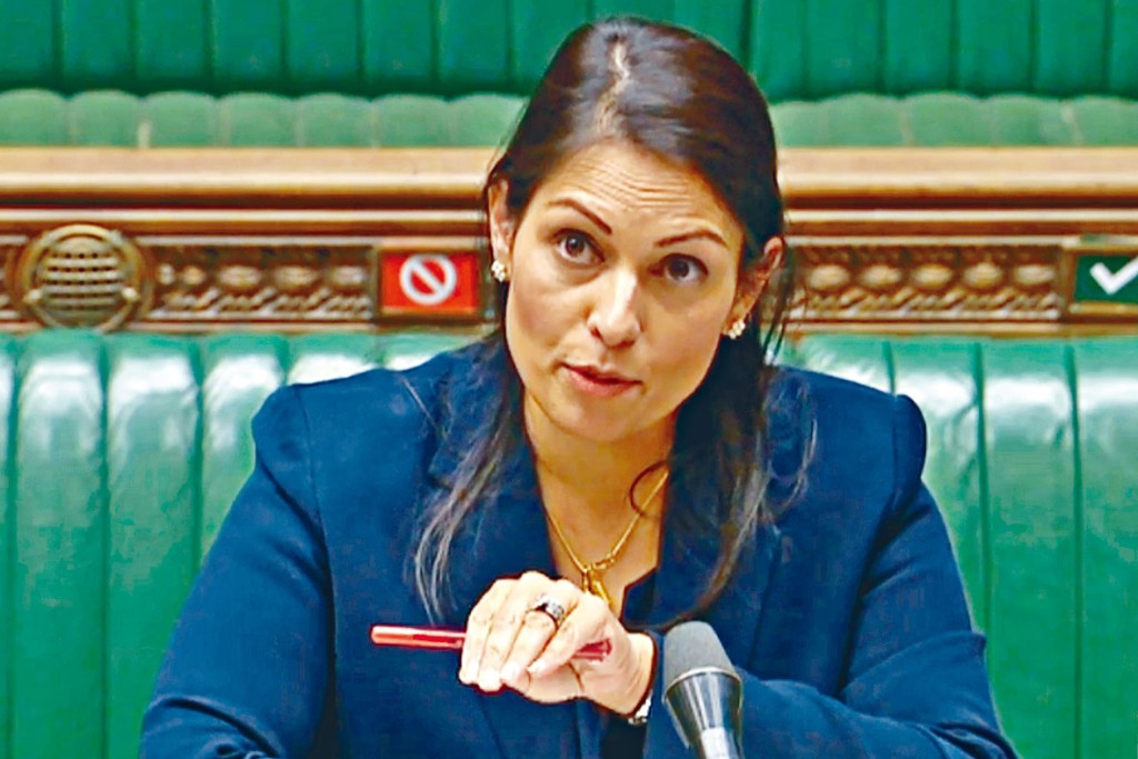 英國內政大臣彭黛玲周一在國會講述移民計分新制。