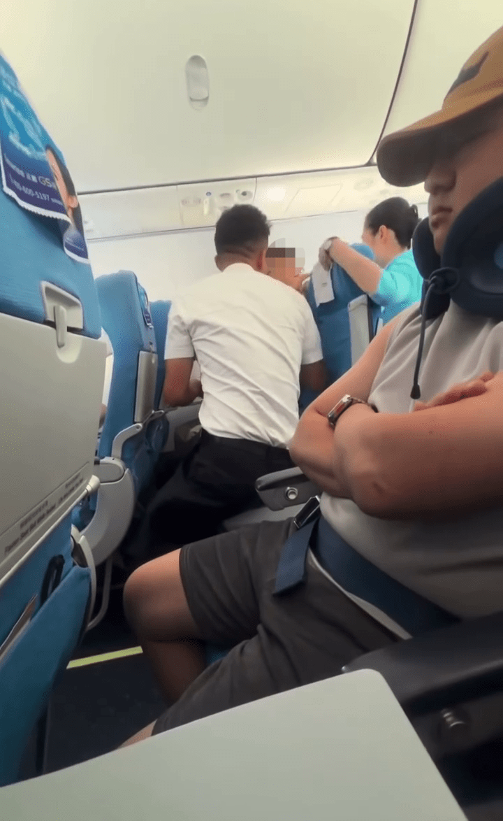 機組人員最終決定為後座男子調位。網上片段 機組人員最終決定為後座男子調位。網上片段