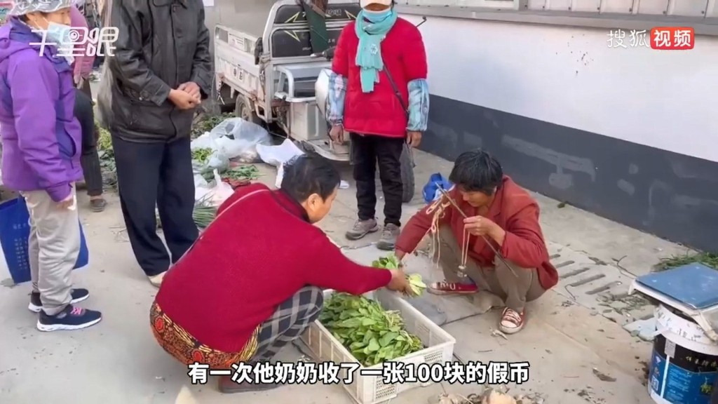 婆婆为患上神经母细胞瘤的3岁男孙筹钱治病，将自己种的菜拿到街市卖。