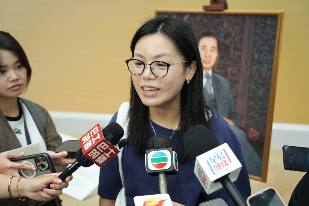 於煤氣公司工作逾15年的梁小姐指四叔非常關心員工，「即使當年老闆已年過80歲，但每次召開股東會或董事會時，他目光都很清晰，會議後他更會親切的詢問大家『食咗飯未』」。