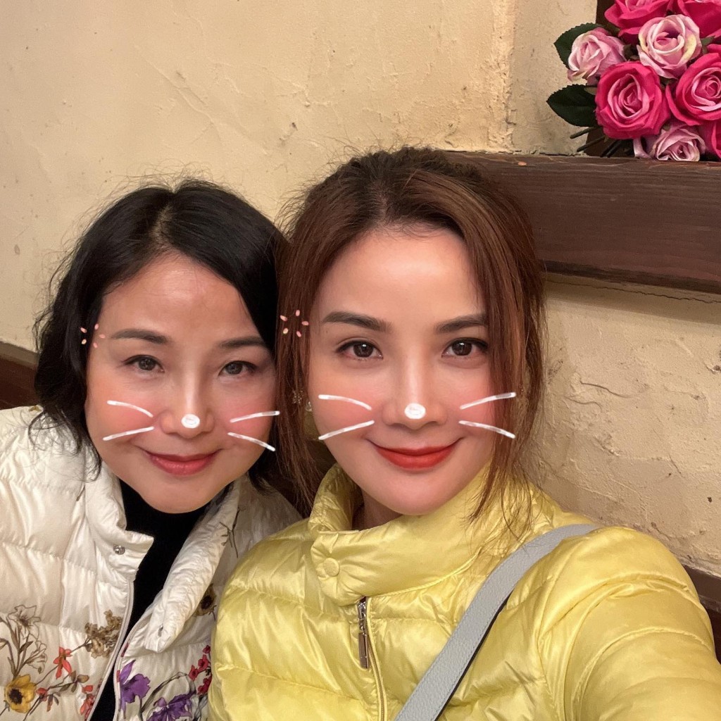 蔡卓妍与妈咪（左）经常被指似姊妹。