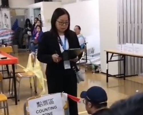 姓麥的票站主任。網圖