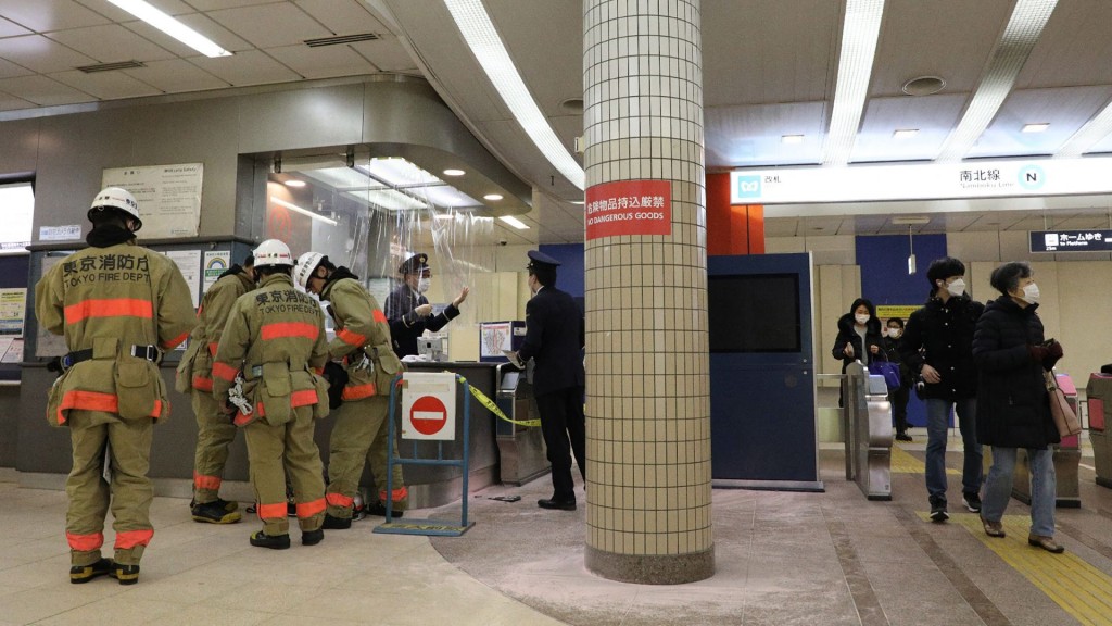 東京地鐵東大前站爆隨機斬人事件。 法新社示意圖