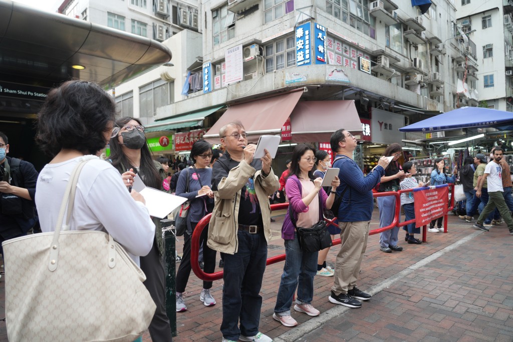活现香港「快闪追心团」在巨心下速画。欧乐年摄