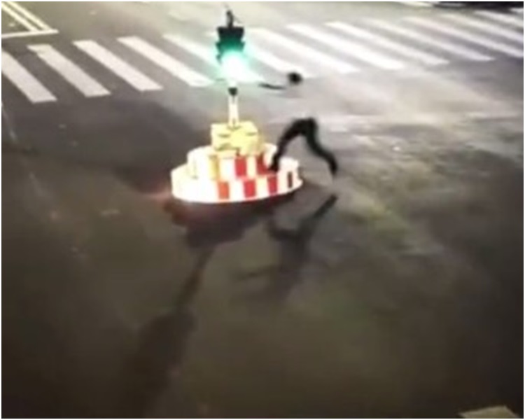 男子跳上紅綠燈基座。網圖