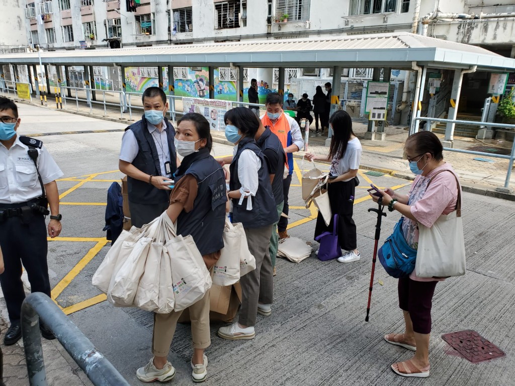 警民關係組派發物資。