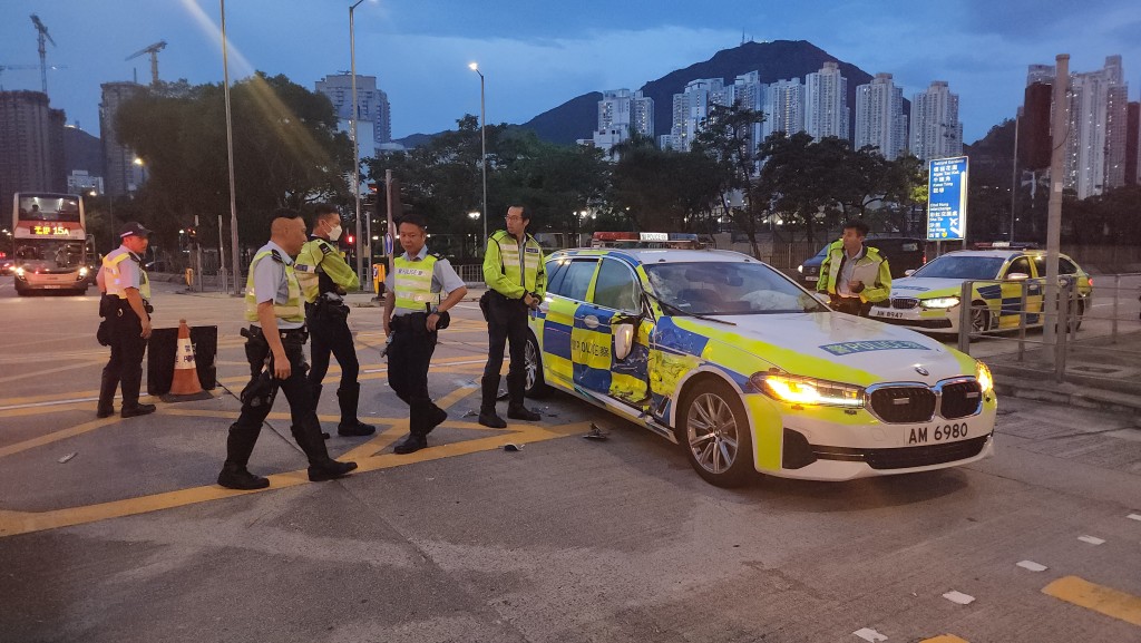 警車右邊車身損毀。