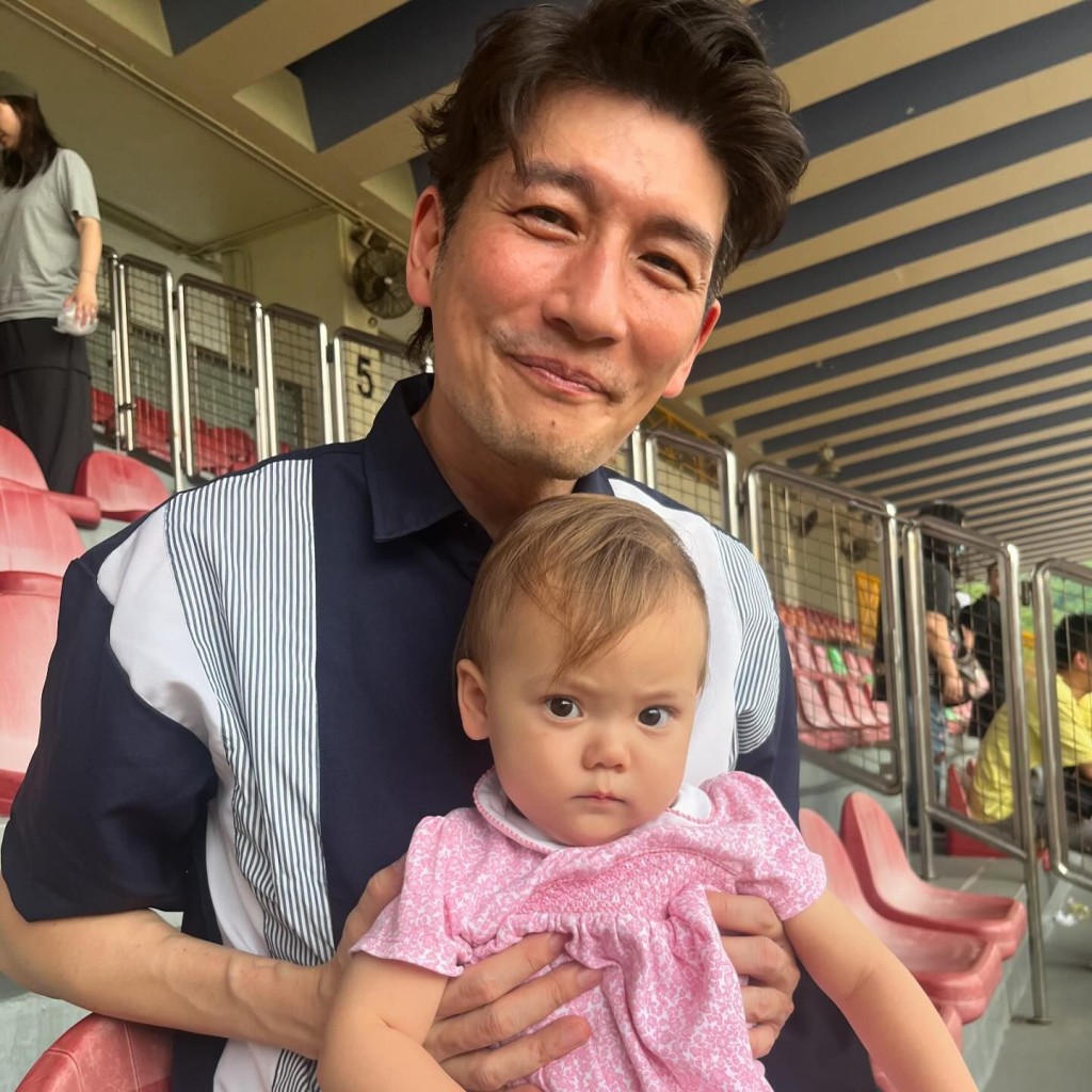 前日（20日），袁文傑在IG貼出抱女合照，笑瞇瞇露出一臉父愛，並表示：「我真係好幸福！」